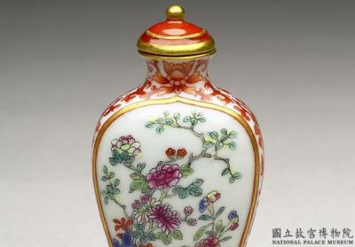 图片[2]-Porcelain snuff bottle with flowers in famille-rose, Qing dynasty, Jiaqing reign (1796-1820)-China Archive